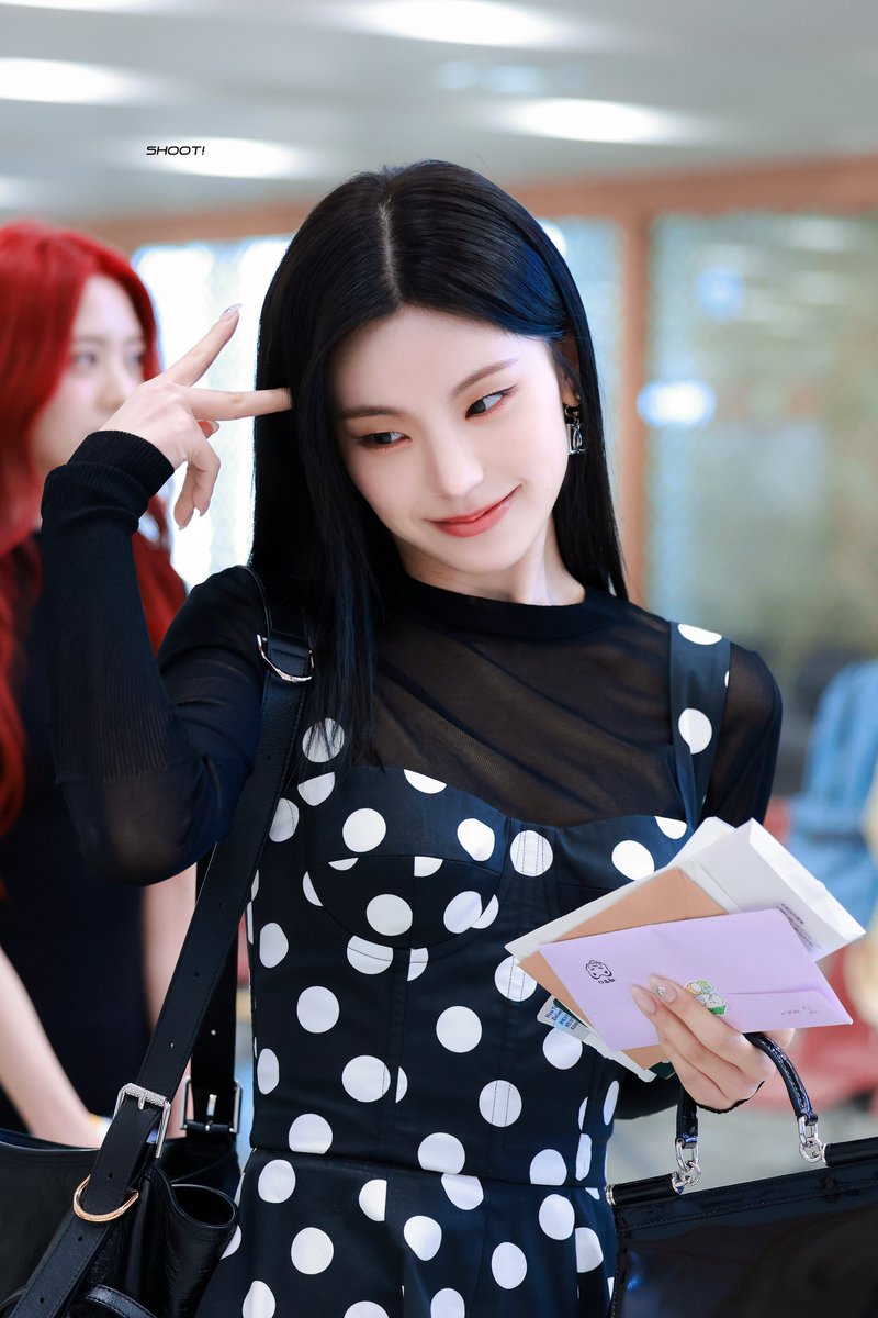 240516
🖤 

#있지 #ITZY #예지 #YEJI