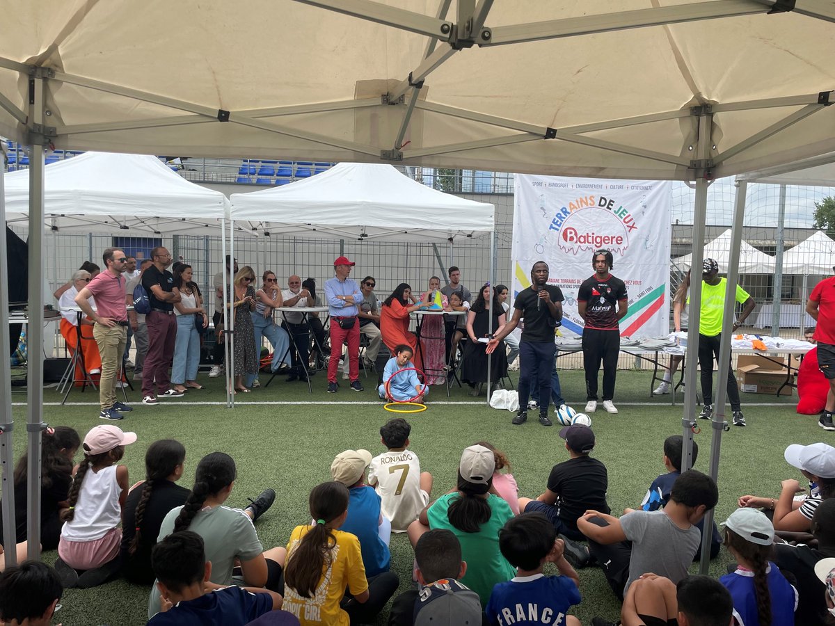 Gera2Emmanuelle's tweet photo. Terrains de jeux, action initiée par BATIGERE  dans la dynamique des JO Paris 2024, ce sont 3 territoires et 5 villes étapes dont Saint-Fons !
Métropole de Lyon. Des champions de cécifoot et d’athlétisme paralympique étaient en visite à Saint-Fons https://t.co/5JIyt9ez6P https://t.co/iGmVg7LttN