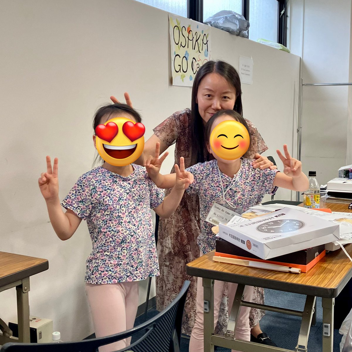 yasukoimamura15's tweet photo. #OsakaGoCamp #碁キャンプ #前田亮 #GoCamp #大阪碁キャンプ #2024年
#南千里クリスタルホテル #囲碁 #外国人
#黎ティン #湯川光久
Tatooの定石をを並べてくれる湯川光久プロ。黎ティンプロの双子。
Audreyに会えました。 https://t.co/6PaxjNWdee