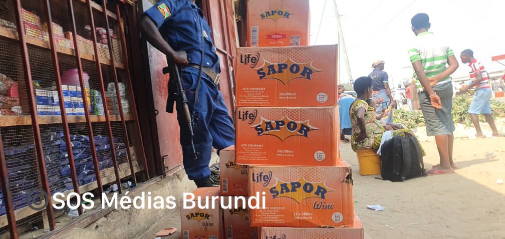 Baconib's tweet photo. #SAPOR est interdit au #Burundi, mais va-t-on indemniser ou rembourser les commerçants qui l’avaient en stock et qui n’ont pas le temps de l’écouler ?

Vous m’excuserez d’avoir pris le temps de « raisonner » ou « penser » ce qui rarement fait par nos décideurs.

1) #Sapor, un produit légalement commercialisé au Burundi .

2) Un honnête commerçant s’en approvisionne légalement pour la revente dans son lieu de vente.

3) Les autorités (pour ne pas citer le president @GeneralNeva ) decident qu’il faut interdire ce produit.

=> Ma question : est-ce que cet honnête commerçant sera indemnisé ses produits invendus ?

= => Est-ce que les autorités ne devraient pas donner au moins une période pour écouler les produits dans le stock ?

Ce sont donc des commerçants qui paient de l’impôt et taxes nécessaires… ils méritent d’être indemnisés pour ces pertes.

PS : Des solutions existent pour dissuader les gens à en consommer comme ils le font… 

Exemple , l’obligation d’avoir SAPOR dans un récipient plus grande, et par conséquent un peu cher pour que les consommateurs soient obligés de ne pas consommer beaucoup ?
Une obligation également de diminuer le degré d’alcool par exemple.

Le fait que Sapor est petite, degré élevé d’alcool et moins chère, elle devient un danger public.

@Gatoni_RG @MinCommerce @NIJIMBEREMarie1 @willynyamitwe @OBR_BI @BurundiGov @iwacuinfo @rutwesdras @AntoineKaburahe @FabriceManirak1 @pnininahazwe @Ikiriho @MagazineJimbere @YBurundi @ParcemBurundi @GabrielRufyiri @Consultantxxl @kazanes0 @HollyEude @AndreNikwigize1 @yigenga 
@SOSMediasBDI @BurundiEco @ikigatanyakazi @ninteretse @Innkwizera @JosJonesNkunz @boris_evrard257 @KGDarrr