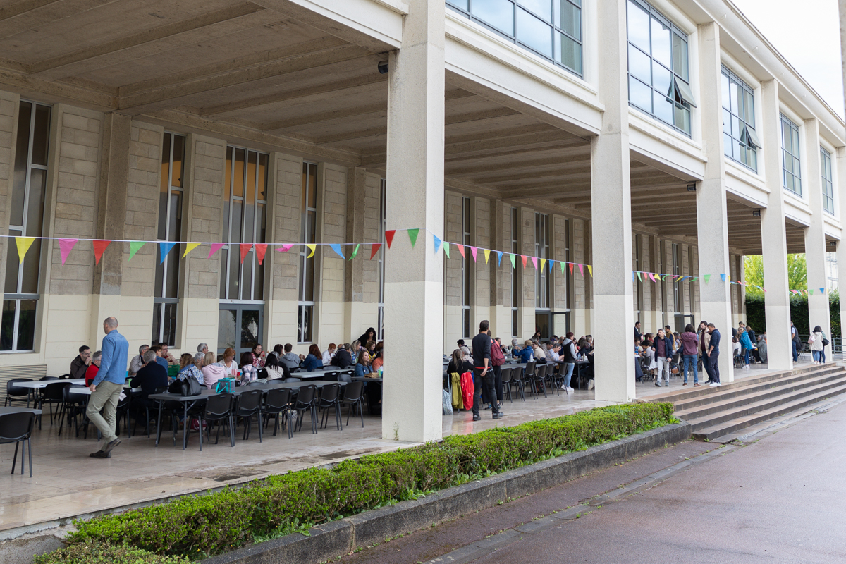 Universite_Caen's tweet photo. #Rétrospective 📸 | Mardi dernier, pour la 1ère fois, +400 personnels de l'université se sont réunis sur le campus 1 autour d’un grand pic-nic pour célébrer l'année universitaire écoulée.🎉 Un délicieux moment de partage sous le signe de la convivialité. Merci à toutes &amp; tous ! https://t.co/SwpJ7PEBhq