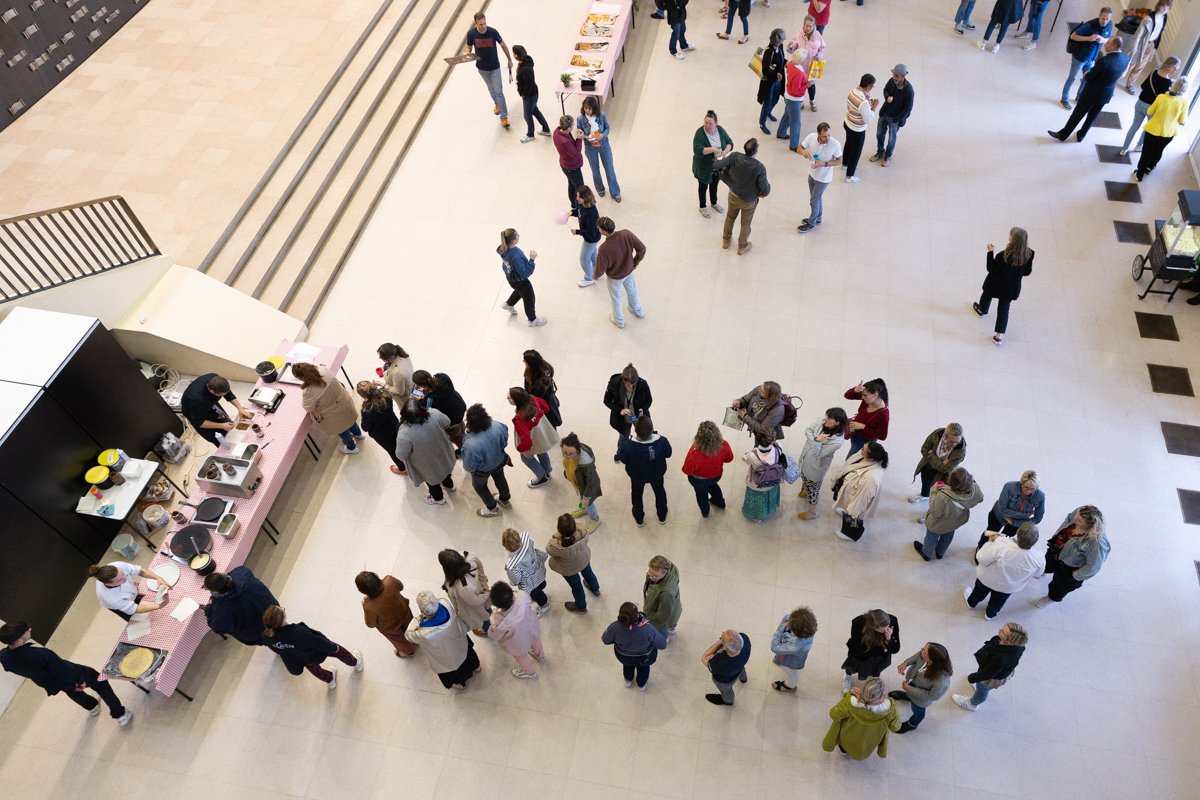 Universite_Caen's tweet photo. #Rétrospective 📸 | Mardi dernier, pour la 1ère fois, +400 personnels de l'université se sont réunis sur le campus 1 autour d’un grand pic-nic pour célébrer l'année universitaire écoulée.🎉 Un délicieux moment de partage sous le signe de la convivialité. Merci à toutes &amp; tous ! https://t.co/SwpJ7PEBhq