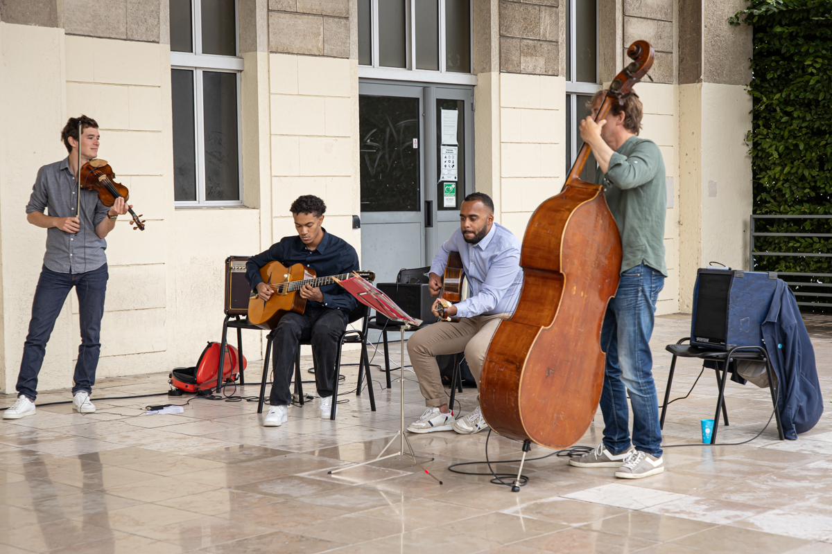 Universite_Caen's tweet photo. #Rétrospective 📸 | Mardi dernier, pour la 1ère fois, +400 personnels de l'université se sont réunis sur le campus 1 autour d’un grand pic-nic pour célébrer l'année universitaire écoulée.🎉 Un délicieux moment de partage sous le signe de la convivialité. Merci à toutes &amp; tous ! https://t.co/SwpJ7PEBhq