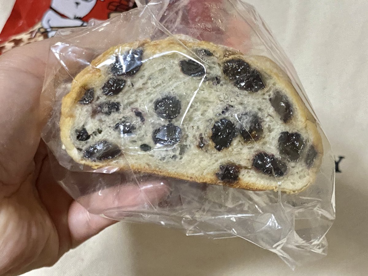 kabesky_k's tweet photo. 宮古のPOST BAKERY さん
おなじみのクリームパンと、パンと干しぶどうの量が同じらしいぶどうパン🍇
集合体恐怖症の人は閲覧注意かな😂　
#POSTBAKERY #ヤギミルクのパン屋さん
#宮古市 #岩手県 https://t.co/fz9FYmMFXZ