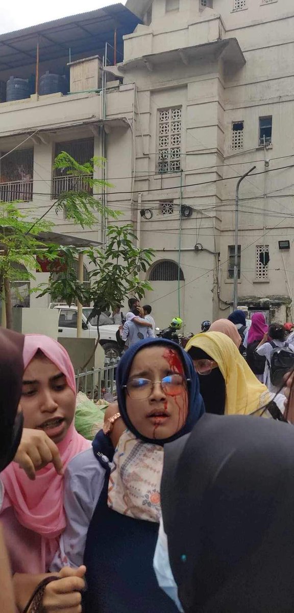loeysquerida's tweet photo. We want justice, stop attacking our students‼️

#UniversityStudentsUnderAttack 
#SaveBangladeshiStudents
#DhakaUniversityUnderAttack 
#DUunderAttack 
#QuotaReformProtest 
#QuotaReformMovement 
#QuotaMovement2024
#Bangladesh_Quota_Movement
#focus_on_Bangladesh https://t.co/Ef8GNNqgXO