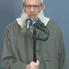 قلتها قديما ولا بأس من تكرارها : 
- السلفى الحقيقى صاحب العقيدة السلفية النقية البعيدة عن الحزبية واتباع الأهواء ؛ 
لا يحسدا أحدا
ولا يحقد على أحد
ولا يتمنى الشر لأحد
ولا يستكثر الخير على أحد 
ويتمنى الخير لكل أحد 
لأنه يعلم أن ما أصابه لم يكن ليخطئه ، وما أخطأه لم يكن ليصيبه .