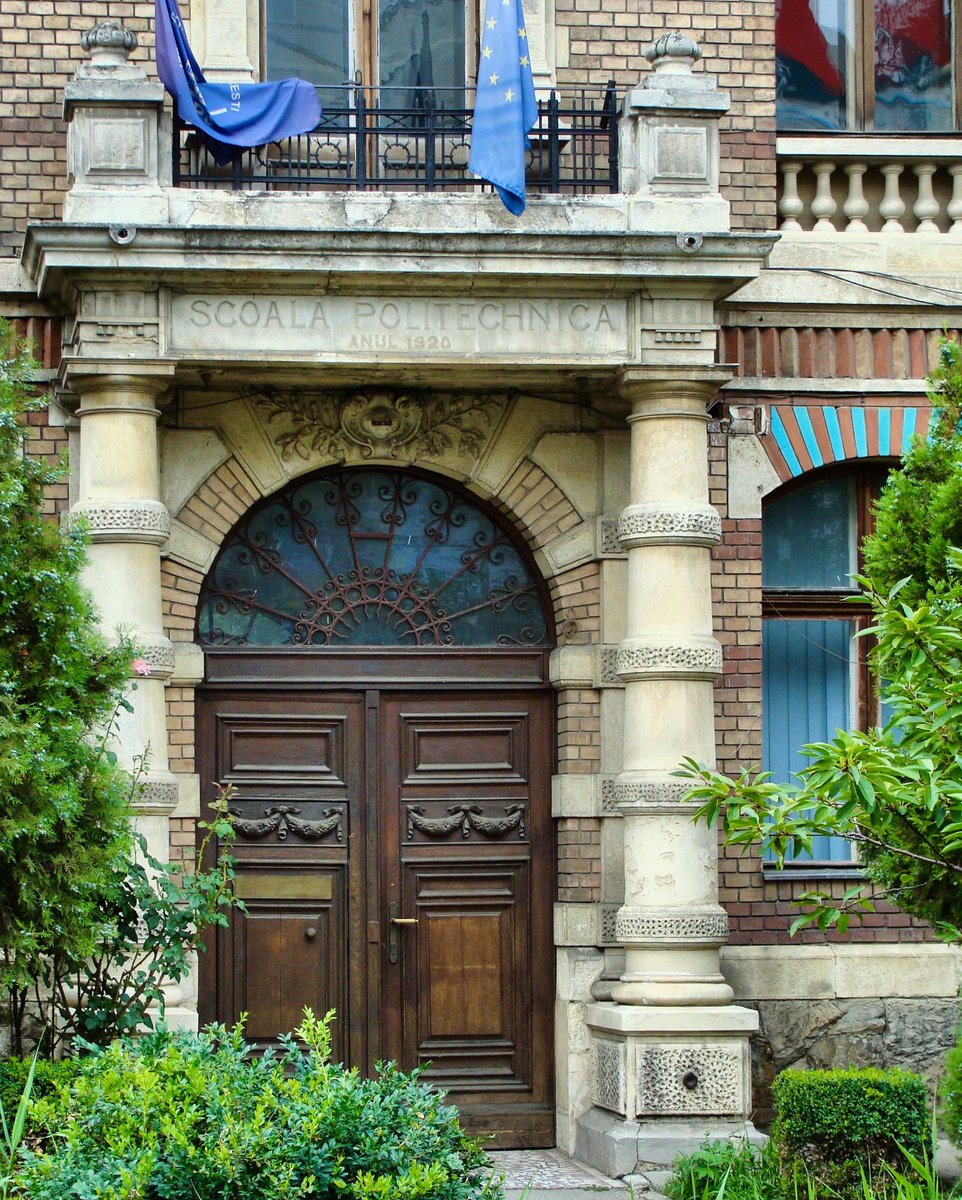 casedeepoca's tweet image. One of the very few Neo-Mannerist structures in Bucharest: the 1880s portal of the old School of Bridges and Highways, re-labelled the Polytechnic School in 1920. #neomannerism #mannerism #polytechnicschool #bucharest #balkans #southeasteurope #casedeepoca #valentinmandache