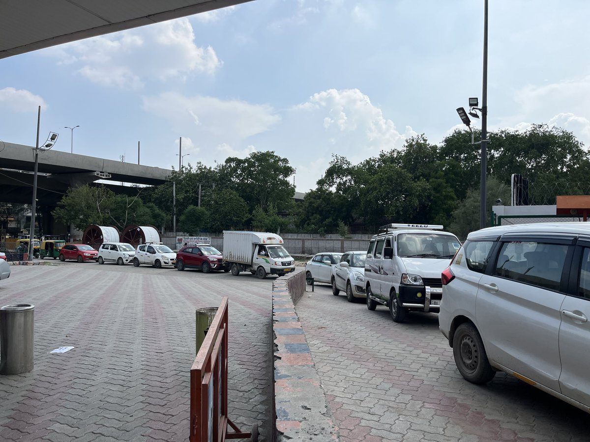 SabSachNews's tweet photo. @IOCRetail रोहिणी आउटर रिंग रोड पर बने इण्डियनऑयल CNG पम्प पर नहीं है स्टाफ़, घंटों लाइन में लगने के बाद मिल रही है CNG कार चालक हो रहे है परेशान पम्प नंबर RO NO: DL-0004 https://t.co/5kbs2hOPXv