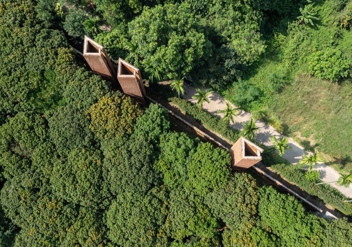 Architizer's tweet photo. This museum is made from recycled clay tiles collected from historic houses in the area, where traditional roofs are being replaced with more durable ones.

Details: https://t.co/CGWqLw7unm | 📍Sóc Sơn, Hanoi, Vietnam #ProjectOfTheDay https://t.co/BLKoPLgibp