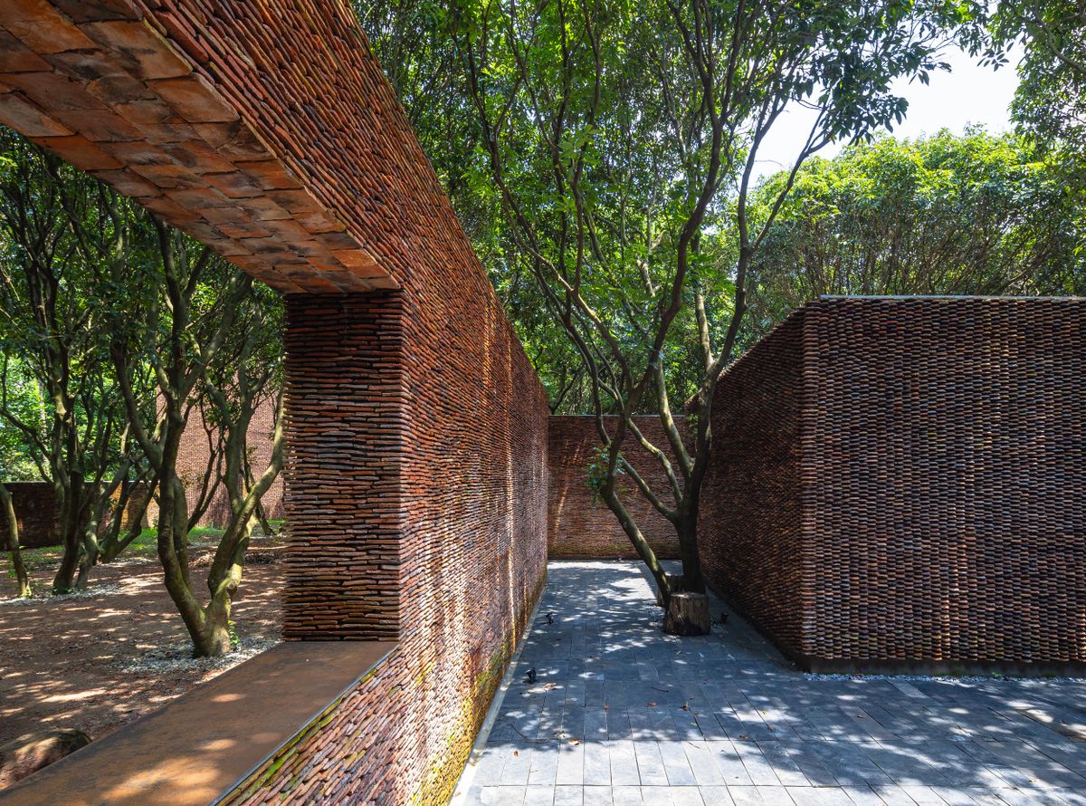Architizer's tweet photo. This museum is made from recycled clay tiles collected from historic houses in the area, where traditional roofs are being replaced with more durable ones.

Details: https://t.co/CGWqLw7unm | 📍Sóc Sơn, Hanoi, Vietnam #ProjectOfTheDay https://t.co/BLKoPLgibp