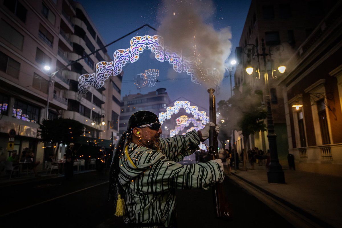 _evamoyam's tweet photo. 🧨 Guerrilla de pólvora por las calles de Orihuela en el marco de las fiestas de Moros y Cristianos

📷 Galería completa en @laverdad_es 👇🏻
https://t.co/1uKIuWOakx https://t.co/j4OATeqySe