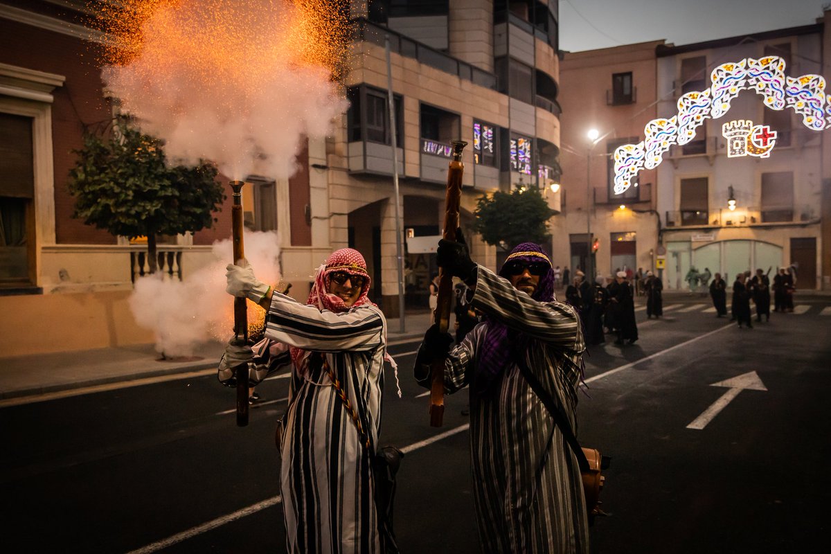 _evamoyam's tweet photo. 🧨 Guerrilla de pólvora por las calles de Orihuela en el marco de las fiestas de Moros y Cristianos

📷 Galería completa en @laverdad_es 👇🏻
https://t.co/1uKIuWOakx https://t.co/j4OATeqySe