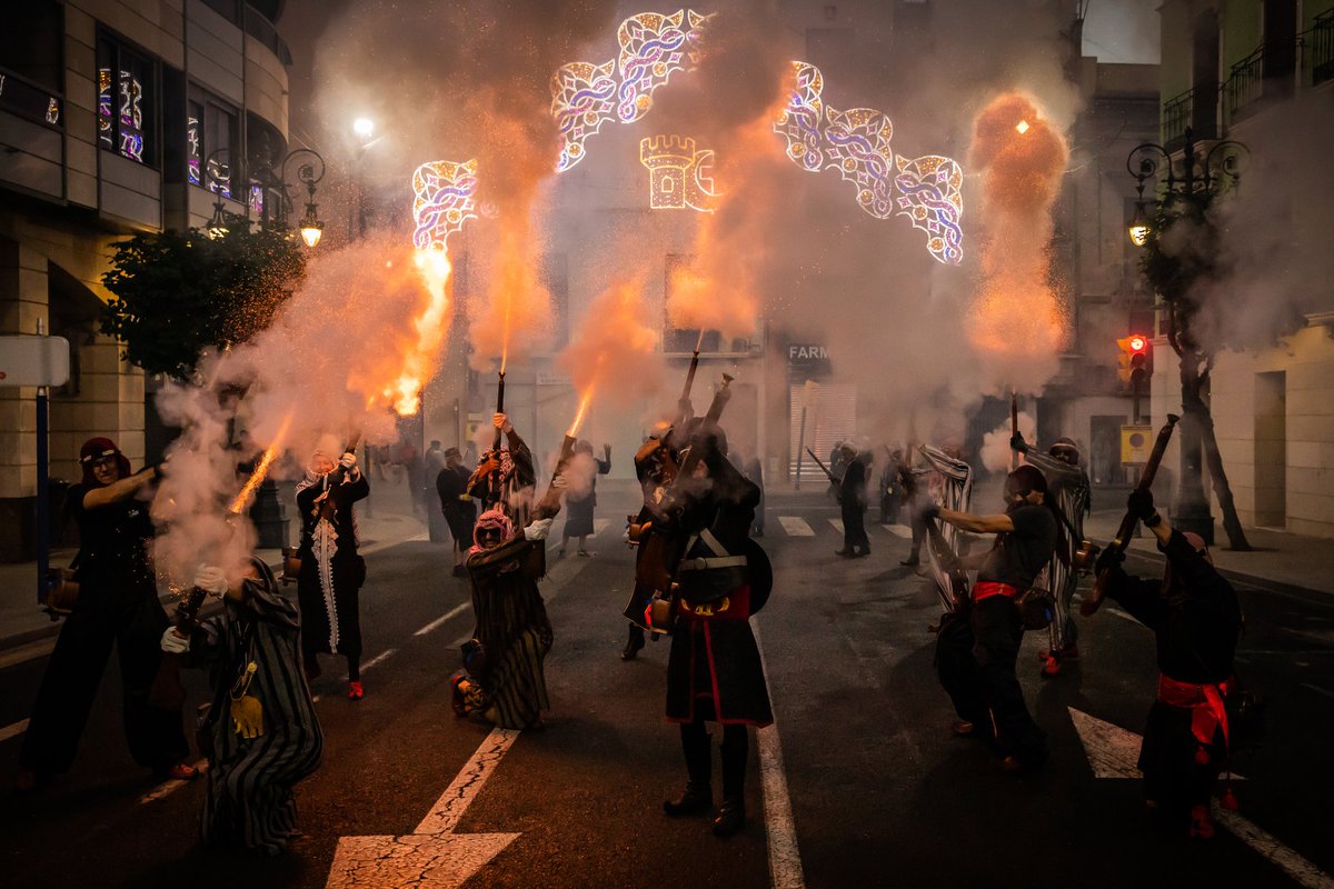 🧨 Guerrilla de pólvora por las calles de Orihuela en el marco de las fiestas de Moros y Cristianos

📷 Galería completa en <a href="/laverdad_es/">laverdad_es</a> 👇🏻
laverdad.es/orihuela-torre…