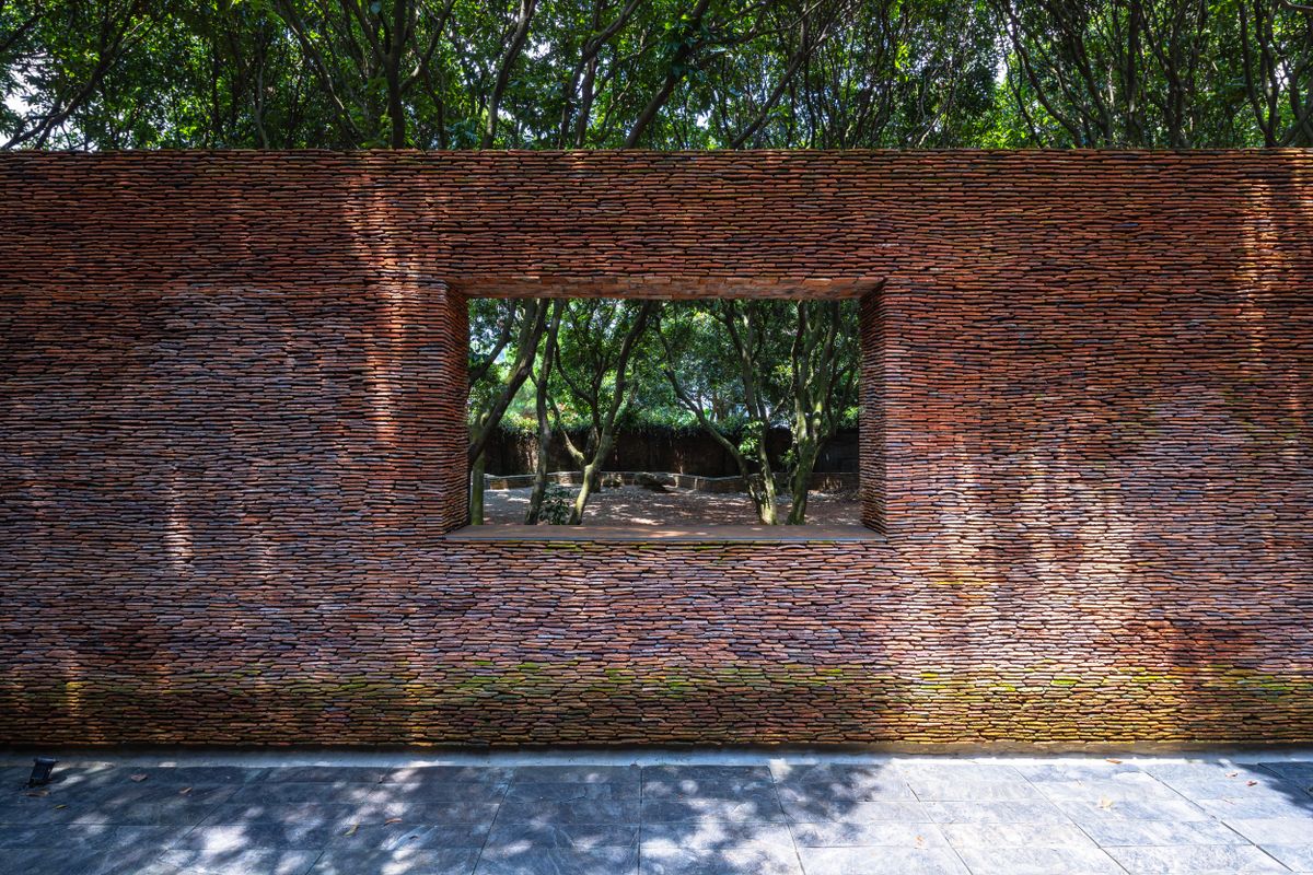 Architizer's tweet photo. This museum is made from recycled clay tiles collected from historic houses in the area, where traditional roofs are being replaced with more durable ones.

Details: https://t.co/CGWqLw7unm | 📍Sóc Sơn, Hanoi, Vietnam #ProjectOfTheDay https://t.co/BLKoPLgibp
