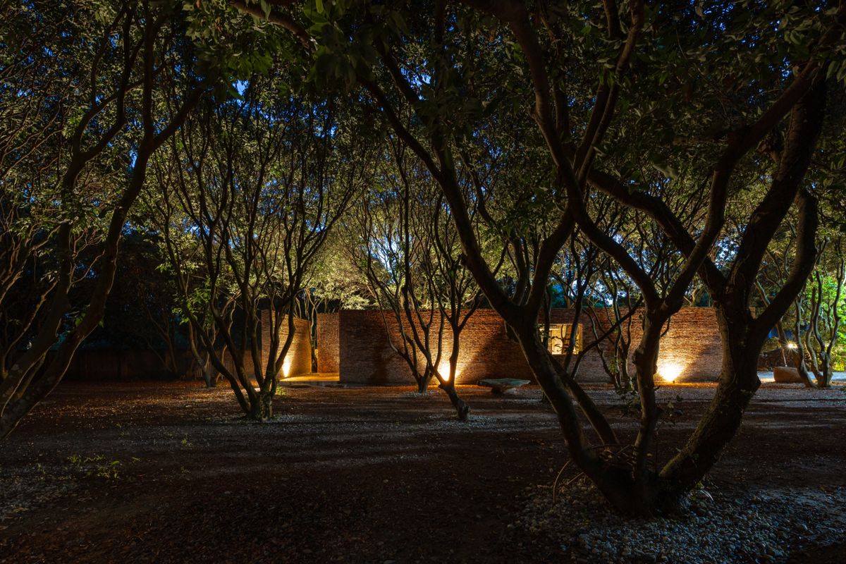 Architizer's tweet photo. This museum is made from recycled clay tiles collected from historic houses in the area, where traditional roofs are being replaced with more durable ones.

Details: https://t.co/CGWqLw7unm | 📍Sóc Sơn, Hanoi, Vietnam #ProjectOfTheDay https://t.co/BLKoPLgibp