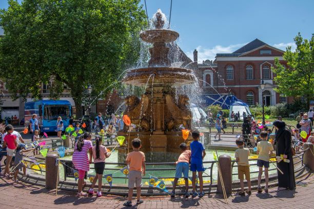 🌞Mini Playdays return to #Leicester's Town Hall Square tomorrow (Weds), with lots of free outdoor fun for babies and young children. Pop by between 11am-2pm and hook a duck from the fountain!
families.leicester.gov.uk/free-summer-ac…