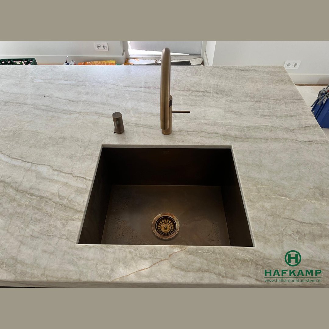 HafkampOlst's tweet photo. Tijdens deze opdracht mochten we een kookeiland voorzien van een mooi bladdeel en stolwanden in het materiaal Taj Mahal gezoet. Zowel het bladdeel als de stolwanden zijn opgedikt van 2 cm naar 6 cm dik. 

#Tajmahal #Kwartsiet #Kookeiland #Maatwerk #Vakmanschap #Hafkampnatuursteen https://t.co/UNfVE9Qvtn