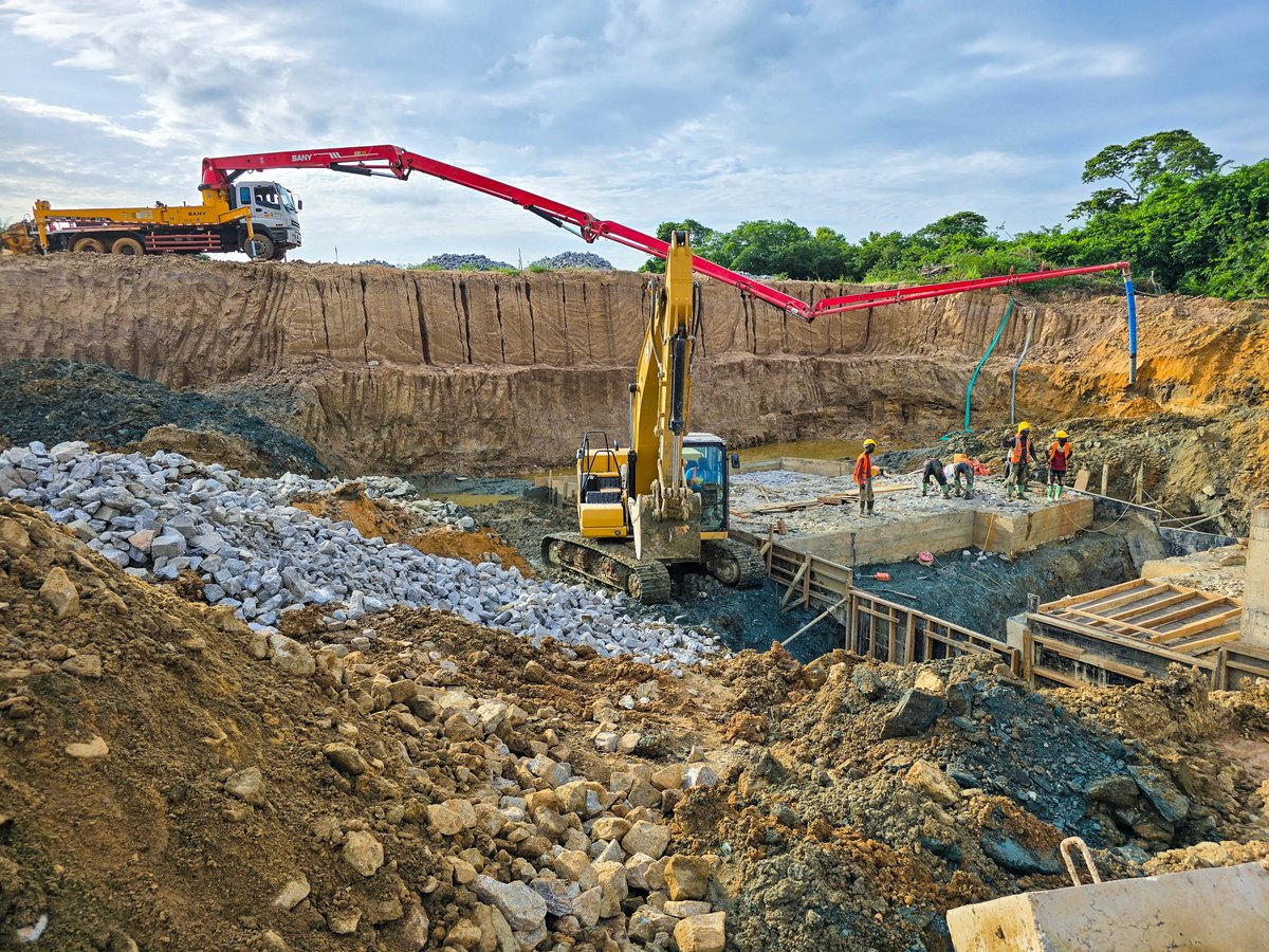 AspacIntl's tweet photo. Structural works are still in progress at #Wenchi #Ghana 🇬🇭 as attention turns to the Weir at the intake/pump house station whose foundation is under #construction.

Within the supervision building, finishing touches are being put together to complete the #laboratory. https://t.co/vUR28UopKS