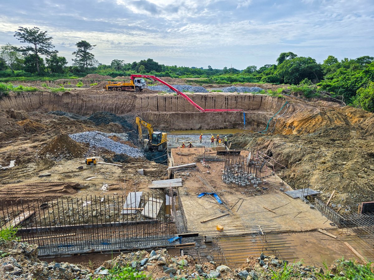 AspacIntl's tweet photo. Structural works are still in progress at #Wenchi #Ghana 🇬🇭 as attention turns to the Weir at the intake/pump house station whose foundation is under #construction.

Within the supervision building, finishing touches are being put together to complete the #laboratory. https://t.co/vUR28UopKS