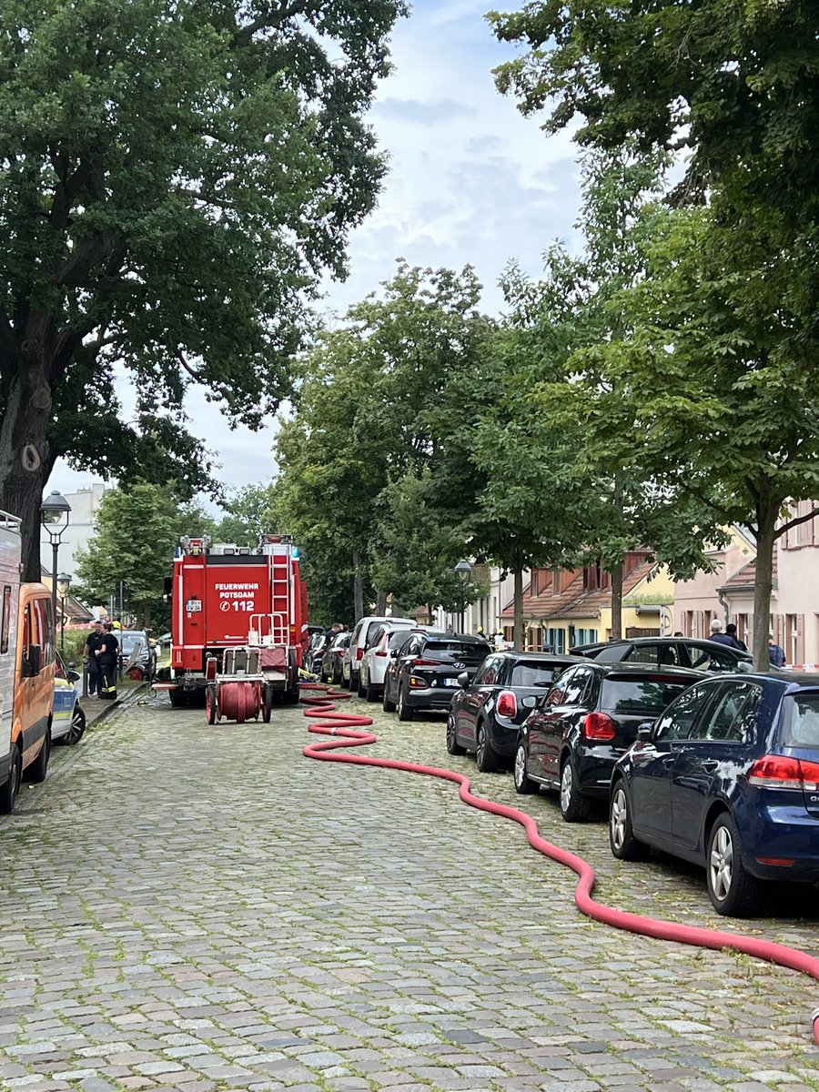 FwPotsdam's tweet photo. 🚒🚨Wir sind aktuell in der Wichgrafstraße im Einsatz. Das Dachgeschoss stand beim Eintreffen der Kräfte im Vollbrand. Es wurden keine Personen verletzt. Das Feuer ist unter Kontrolle und wir sind noch mit umfangreichen Nachlöscharbeiten beschäftigt. 
#FürPotsdamImEinsatz ^sg https://t.co/Y0gVu9Uu7G
