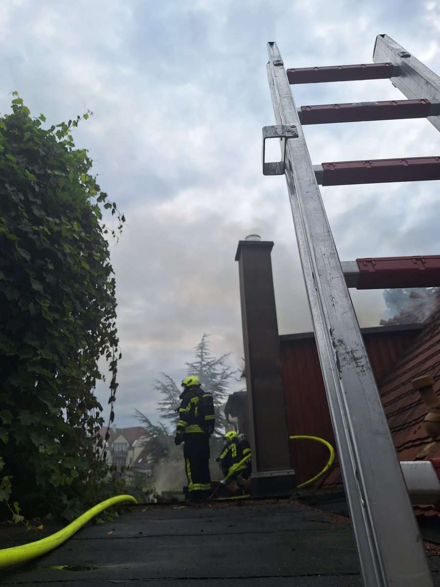 FwPotsdam's tweet photo. 🚒🚨Wir sind aktuell in der Wichgrafstraße im Einsatz. Das Dachgeschoss stand beim Eintreffen der Kräfte im Vollbrand. Es wurden keine Personen verletzt. Das Feuer ist unter Kontrolle und wir sind noch mit umfangreichen Nachlöscharbeiten beschäftigt. 
#FürPotsdamImEinsatz ^sg https://t.co/Y0gVu9Uu7G