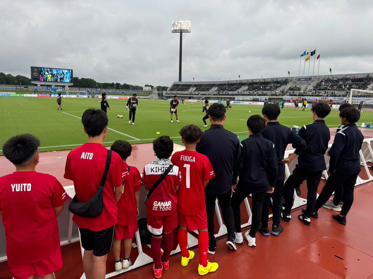 SCS_academy's tweet photo. 🟩⬛️ スクール

7/13(土)にホームゲームvs アスルクラロ沼津戦で、GKのW-upをGKクラスのメンバーで見学しました🧤⚽️

近くで見るプロ選手のW-upは迫力満点でした👀

プロの選手のW-upを見て学んだことを活かして、普段のスクールから頑張ろう‼️

#SC相模原
#SCS
#SC相模原サッカースクール
#SCS_GK https://t.co/TZJ9U4lJMV