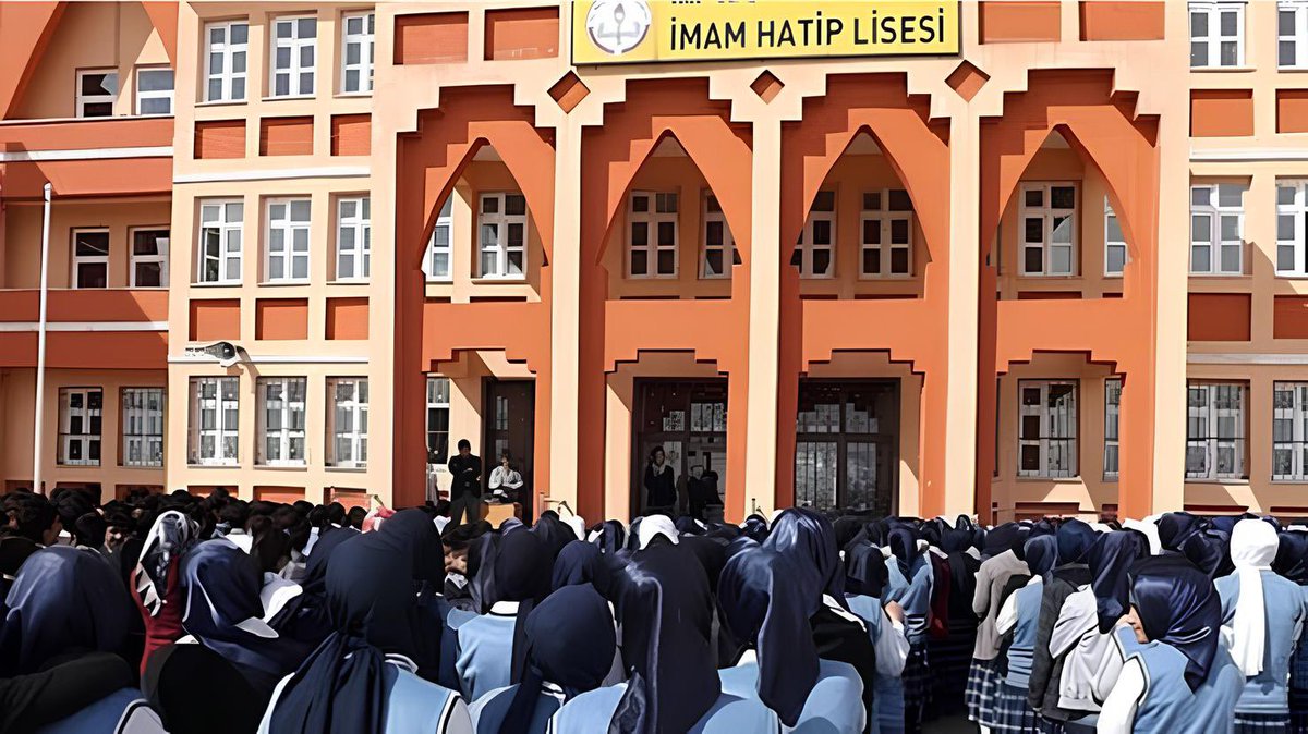 Birkaç bölgede İmam Hatip Liselerinin ilgi görmemesi üzerine bazı okullar İmam Hatip Lisesi tercih edenlere para ve altın vereceğini duyurdu:

• İstanbul Fatih Recep Tayyip Erdoğan İHL: Okulu tercih edenlere 8 ay boyunca 3 bin ile 7 bin TL arası burs.

• Bursa Ali Kuşçu Anadolu