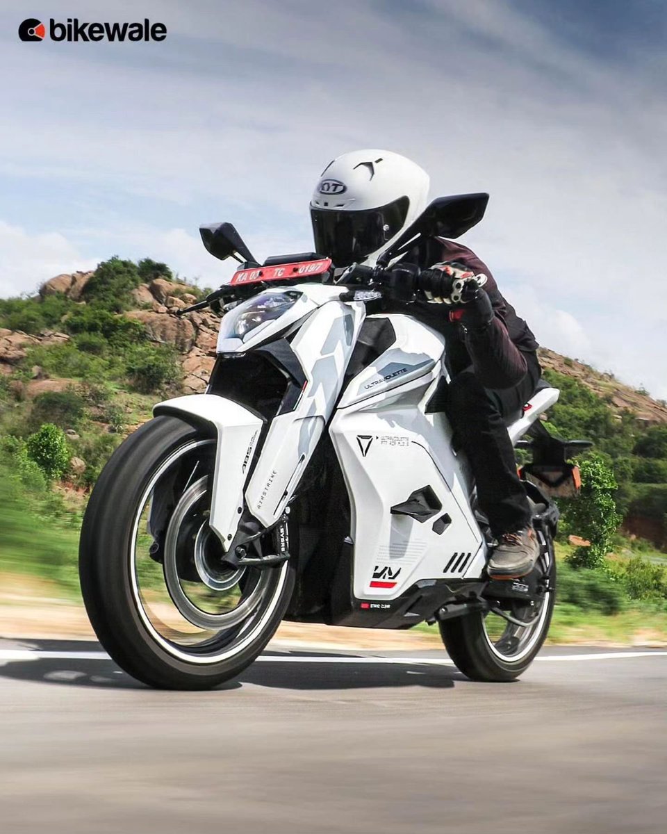 BikeWale's tweet photo. Powering the #Ultraviolette #F77Mach2 is a 30kW motor and 10.3kWh battery. It offers a 155kmph top speed and 323km of maximum range. The said figures are quite high compared to most of the electric two-wheelers currently on sale in India.
#f77mach2 #bwphotos #bikes https://t.co/nEStF1WU0t