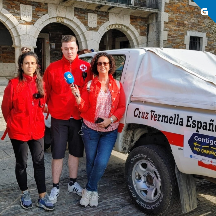 GxDRadioGalega's tweet photo. 🚴‍♀️Facemos parada en Portomarín cunha parella de ciclistas da Cruz Vermella que percorre a ruta xacobea de Sarria a Palas Rei pra proporcionar primeiros auxilios, información e acompañamento aos peregrinos. 

👉Un programa en colaboración coa Axencia Galega de Turismo de Galicia. https://t.co/JcjPV9700l