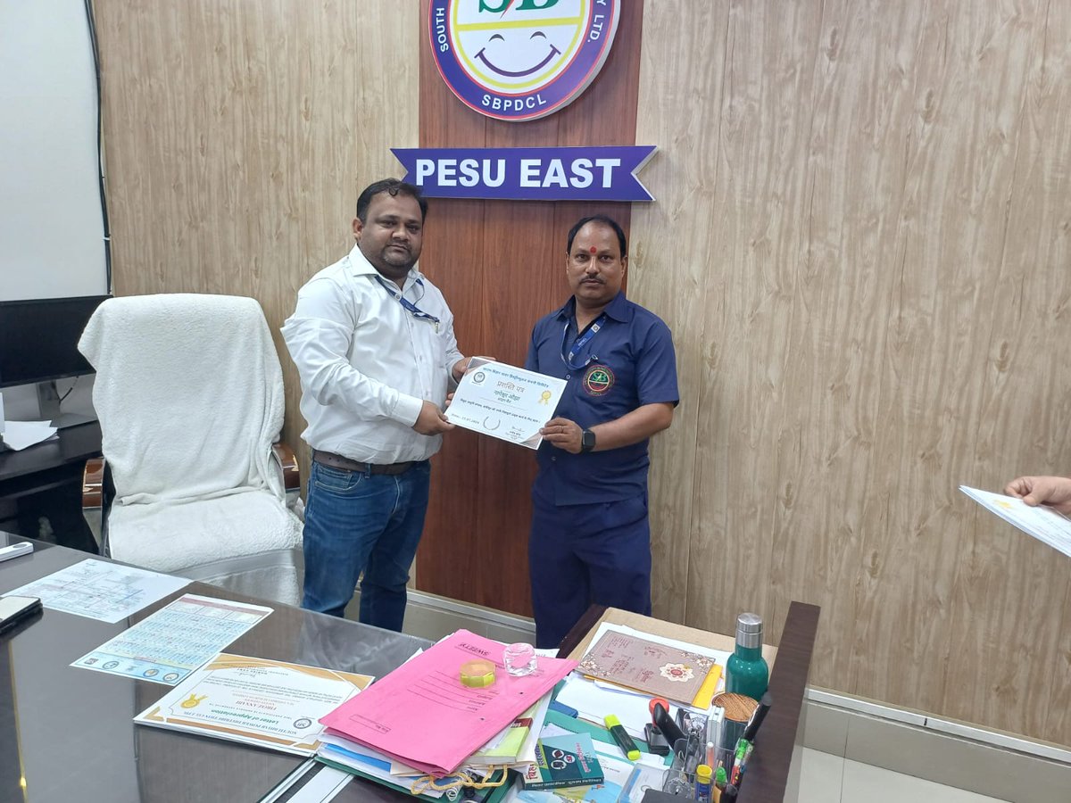 SEVA_SBPDCL's tweet photo. Gratitude to our linemen under PESU East circle for ensuring uninterrupted power supply during challenging times. Your dedication &amp; hard work are truly appreciated. Thank you for keeping PESU (E) powered reliably!

Snapshots of certificate distribution by ESE Shri @manishkant501. https://t.co/m8oetjn0VF