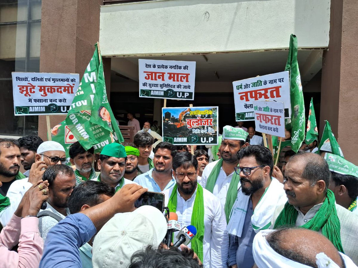 imshaukatali's tweet photo. ऑल इंडिया मजलिसे इत्तेहादुल मुस्लिमीन उत्तर प्रदेश ने प्रत्येक ज़िले में, प्रदेश में भीड़ द्वारा हत्या की घटनाओं एवं बुलडोजर नीति के संबंध में विशाल धरना प्रदर्शन कर जिलाधिकारी के माध्यम से महामहिम राष्ट्रपति महोदया को ज्ञापन सौंपने का कार्य किया है।
#AIMIM #AsaduddinOwaisi #ShaukatAli #AIMIMUttarPradesh #UttarPradesh 
@asadowaisi @aimim_national @aimimupofficial