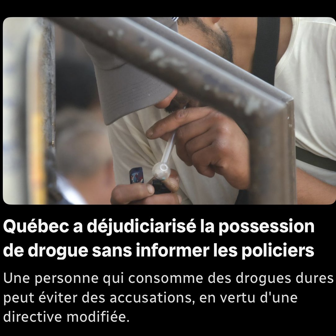 Posséder de la drogue pour sa consommation, à l'abri de poursuites judiciaires, c'est maintenant possible au Québec, en vertu d'une directive modifiée, en catimini, l'an dernier. Sauf que le gouvernement n'en a pas informé les policiers. Détails : ici.radio-canada.ca/nouvelle/20883… #polqc