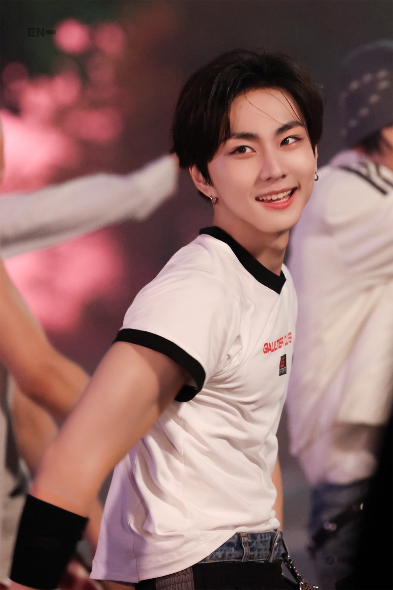 jungwonfeeds's tweet image. YANG JUNGWON??!?????