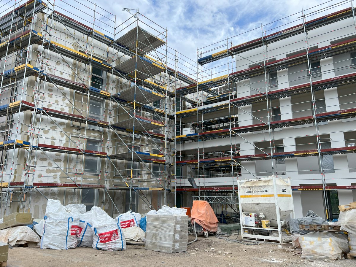 Kommunale Wohnungsunternehmen trotzen der Baukrise. Die im <a href="/VdWBayern/">VdW Bayern</a> organisierten Unternehmen haben 2023 fast 2.500 Wohnungen gebaut. Für 2024 sind 2.184 Wohnungen geplant. Die kommunalen #Wohnungsunternehmen vermieten ihre 242.802 Wohnungen für 7,05 Euro pro Quadratmeter.