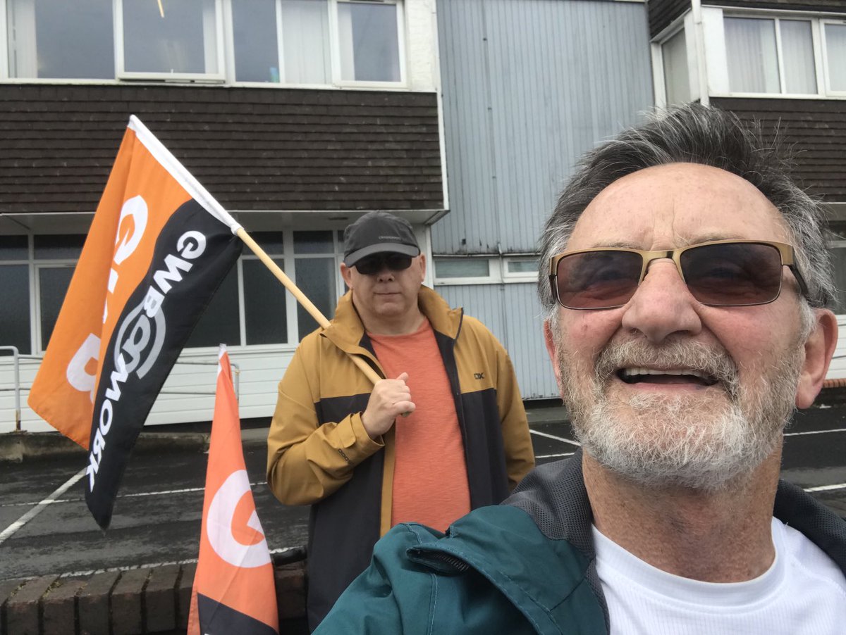 GMB workers striking for better pay and working conditions outside Job Centre Eaton Road. Solidarity from ⁦<a href="/WestDerbyCLP/">Liverpool West Derby Labour</a>⁩ ⁦<a href="/IanByrneMP/">lan Byrne MP</a>⁩