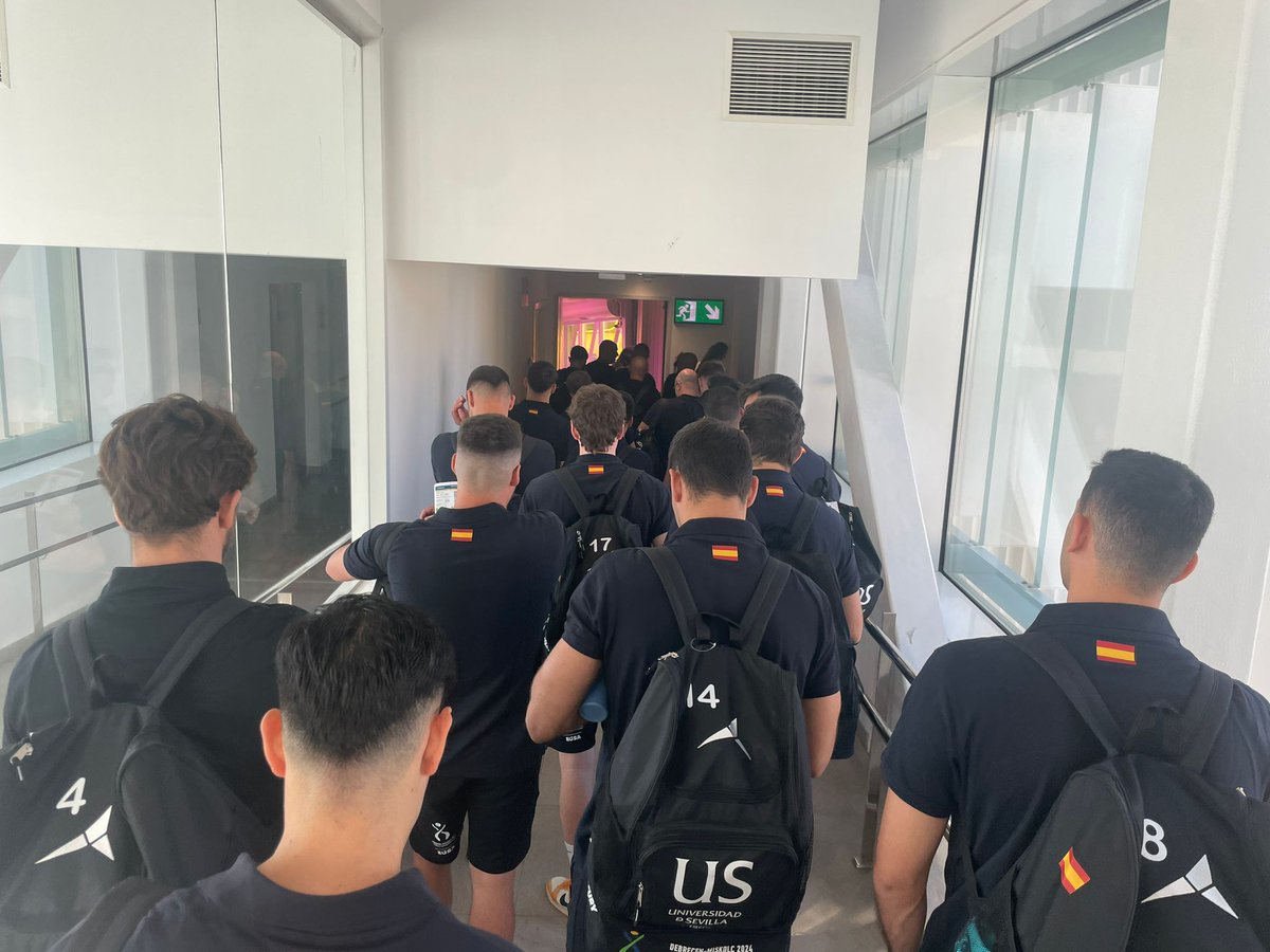 #EUG2024🏀| ✈ ¡Ya en el aire! El equipo de #baloncesto de la <a href="/unisevilla/">Universidad de Sevilla</a> va de camino a Miskolc (Hungría) para luchar por dejar a España en lo más alto del podio 🇪🇸.

¡Qué nivel! #VamosUS #SomosUS 💪.

🌐goo.su/iLTyl5r