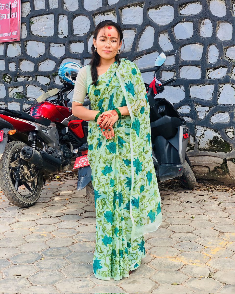 Akritichand1's tweet image. हातमा हरियो चुरा छ।
आज जसरी नि भेट माया एउटा जरुरी कुरा छ।
             सन्दर्भ साउने सङ्क्रान्ति