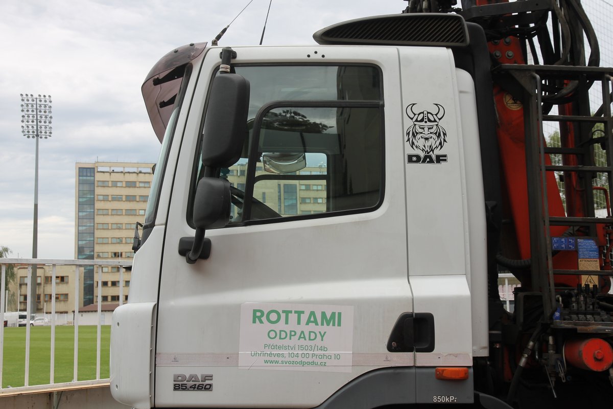 fkvz1903's tweet photo. Sloužily dlouho a dobře. Ale každá éra jednou končí. Dnes si pro staré reklamní panely přijeli na stadion 🚚 chlapi z fy. ROTTAMI z portfolia skupin našeho partnera RMF invest a odvezli je k likvidaci ...
#panely #likvidace #ROTTAMI https://t.co/hqj3ZVTEDi