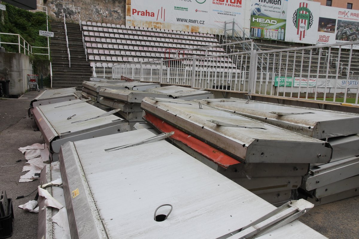 fkvz1903's tweet photo. Sloužily dlouho a dobře. Ale každá éra jednou končí. Dnes si pro staré reklamní panely přijeli na stadion 🚚 chlapi z fy. ROTTAMI z portfolia skupin našeho partnera RMF invest a odvezli je k likvidaci ...
#panely #likvidace #ROTTAMI https://t.co/hqj3ZVTEDi