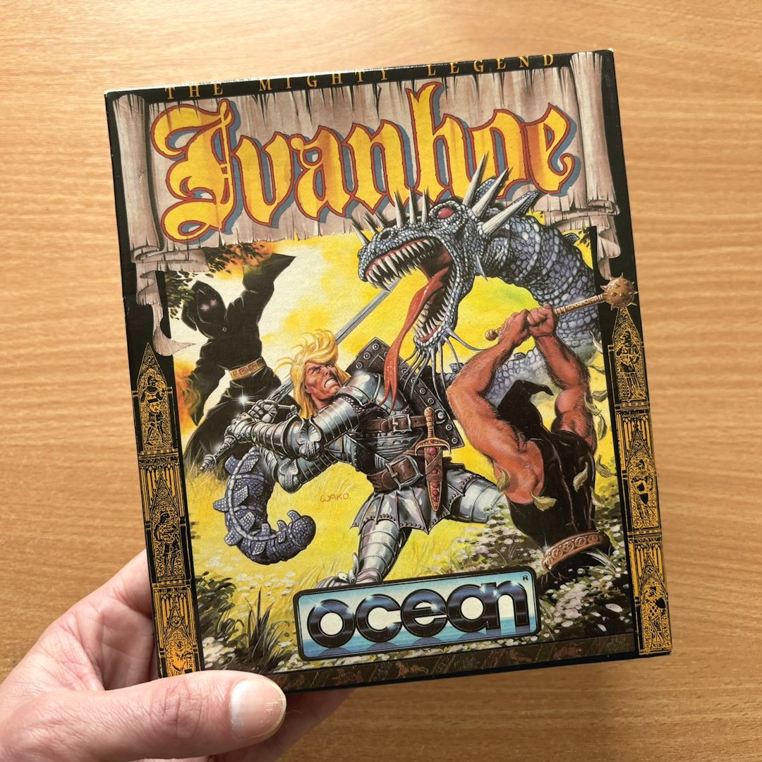 Gamrok's tweet image. Received this beautiful box yesterday! 😀 

I really liked this game despite its flaws.

I wonder who did the illustration because it's gorgeous! 😍 

#Ivanhoe #OceanSoftware #Amiga #AtariST #RetroGaming #BigBoxGames #BigBoxLove