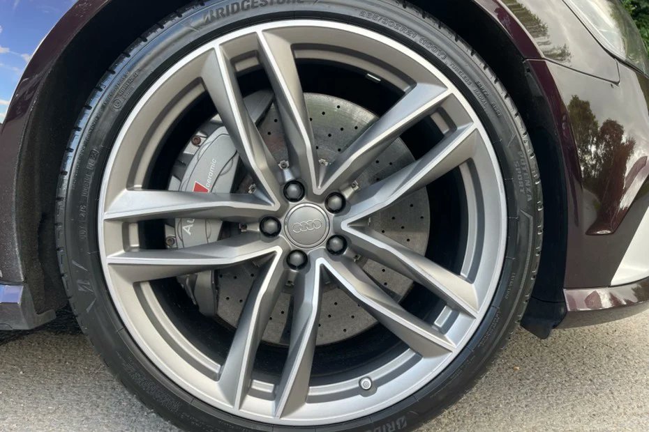 Incredible Spec #RS6 - original and unmodified. £23,720 worth of factory-fitted optional extras. 

£37,995 
Mileage: 56,797 

⭐ Read all the details here: shorturl.at/QaiLe 

Delivery anywhere in the UK on this vehicle! 

#georgekingsley #audirs6 #audisforsale #audifans