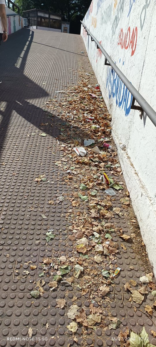 dLeganes's tweet photo. @AytoLeganes y Carlos Uleg. San Nicasio sucio y abandonado, da asco ver el barrio... Esto lleva así más de 15 días, no pasa un barrendero en lo que va de mes. No limpian??? Tengo fotos para aburrir de lo sucio que está todo 😵‍💫 https://t.co/hmSiQ8dMxU