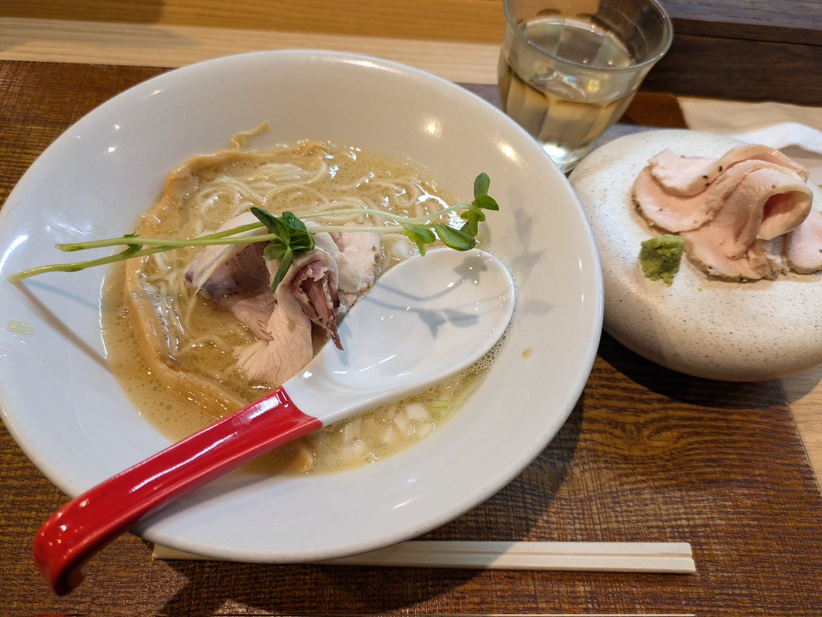 popococo2's tweet photo. ずっと気になってた伊堂寺に一昨日行ってきた
普段並んでラーメンを食べようと思わないけど、ここは良��った
美味くておしゃれなだけでなく量もたっぷり https://t.co/4RkxLTTXfm