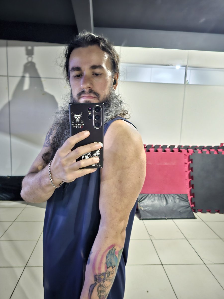 Metall_Flavio's tweet photo. Nem só de coxas sobrevive esse treino... https://t.co/fYI6RR85vD
