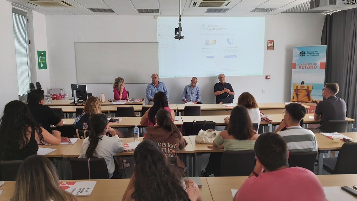 isabarnar's tweet photo. Debatimos sobre la información y la opinión junto a @Navarroantolin @JavierArocaA y Antonio Suárez Candilejos en una etapa llena de ruido. 

#CursosDeVerano @UNIAuniversidad  📍La Rábida https://t.co/l8UEKVNbOb