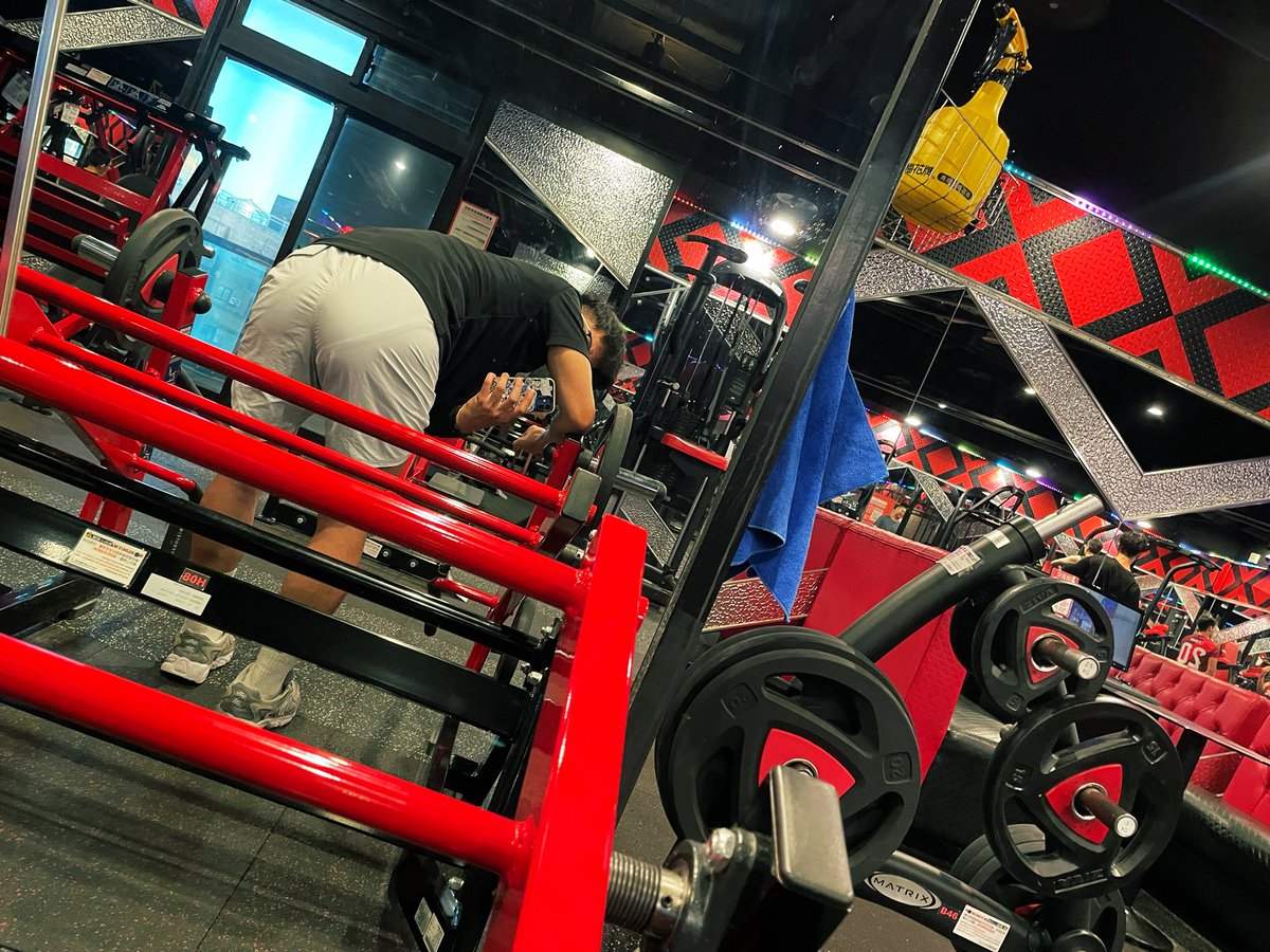 練腿練到一半回頭發現內褲痕好像太明顯了