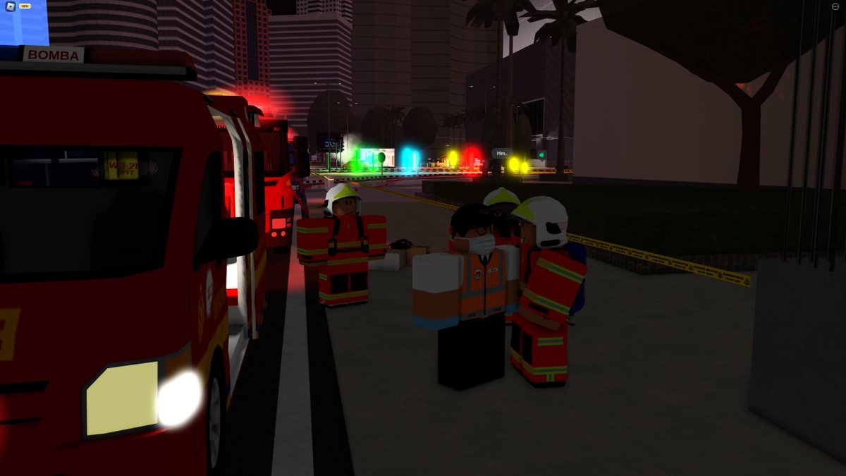 RBLXMYS_Bomba's tweet photo. The cadets concluded their firefighting module last night. They ended it with a structure fire training in Bandaraya with the help of @RBLXMYS_Polis for cordoning off civilians and @RBLX_Kesihatan for medical treatment of victims. https://t.co/PvobjKqi6a