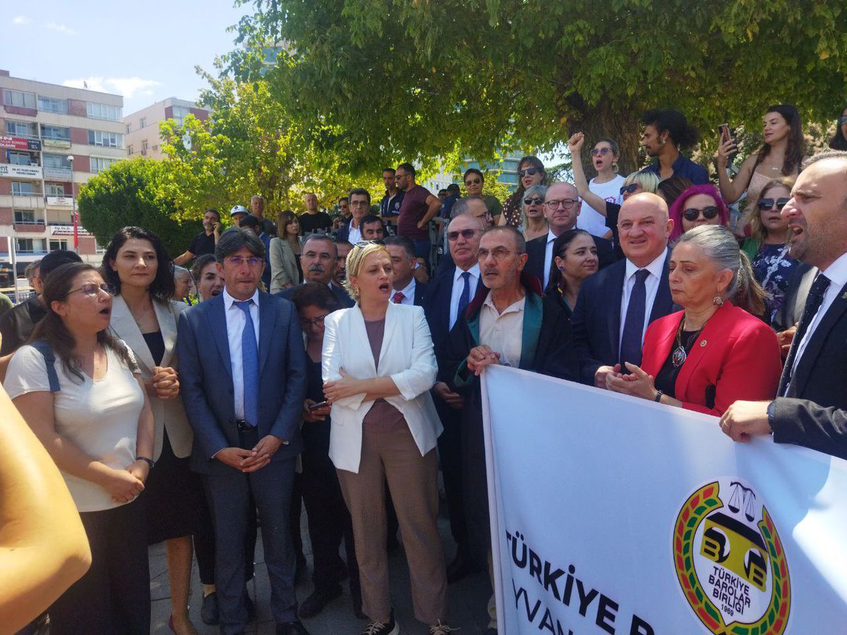 Kendi tarihini kanla yazan AKP, sokakta yaşayan canlara yönelik katliamları süreklileştirmek ve suç olmaktan çıkarmak için Meclis'e bir yasa taslağı getiriyor. Getirirken de dikensiz gül bahçesi istiyor. Yasaya karşı iki aydır nöbette olan yaşam savunucularına Meclis önünde