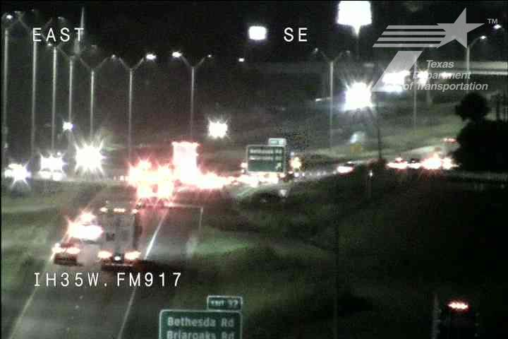 MadisonSawyerTV's tweet photo. BREAKING: 35W CLOSED in both the north and southbound direction in Burleson due to deadly crash overnight. Multiple vehicles including an 18-wheeler involved. Medical examiner on scene. @CBSNewsTexas https://t.co/66RvH0ZzXZ