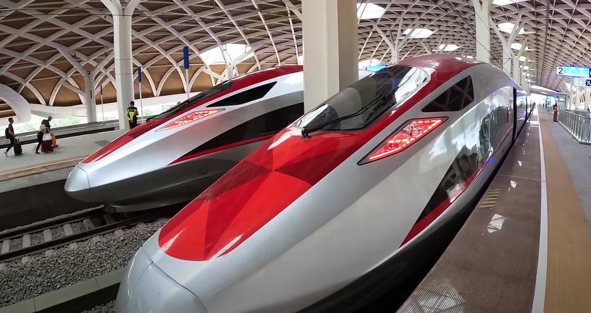 Agak susah dapet angle gini. Andai pas momentnya ada 2, keburu banyak orang....